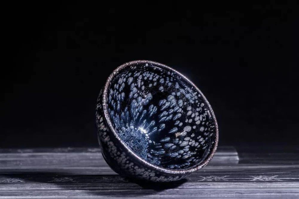 5 characteristics help understand the beauty of black porcelain's