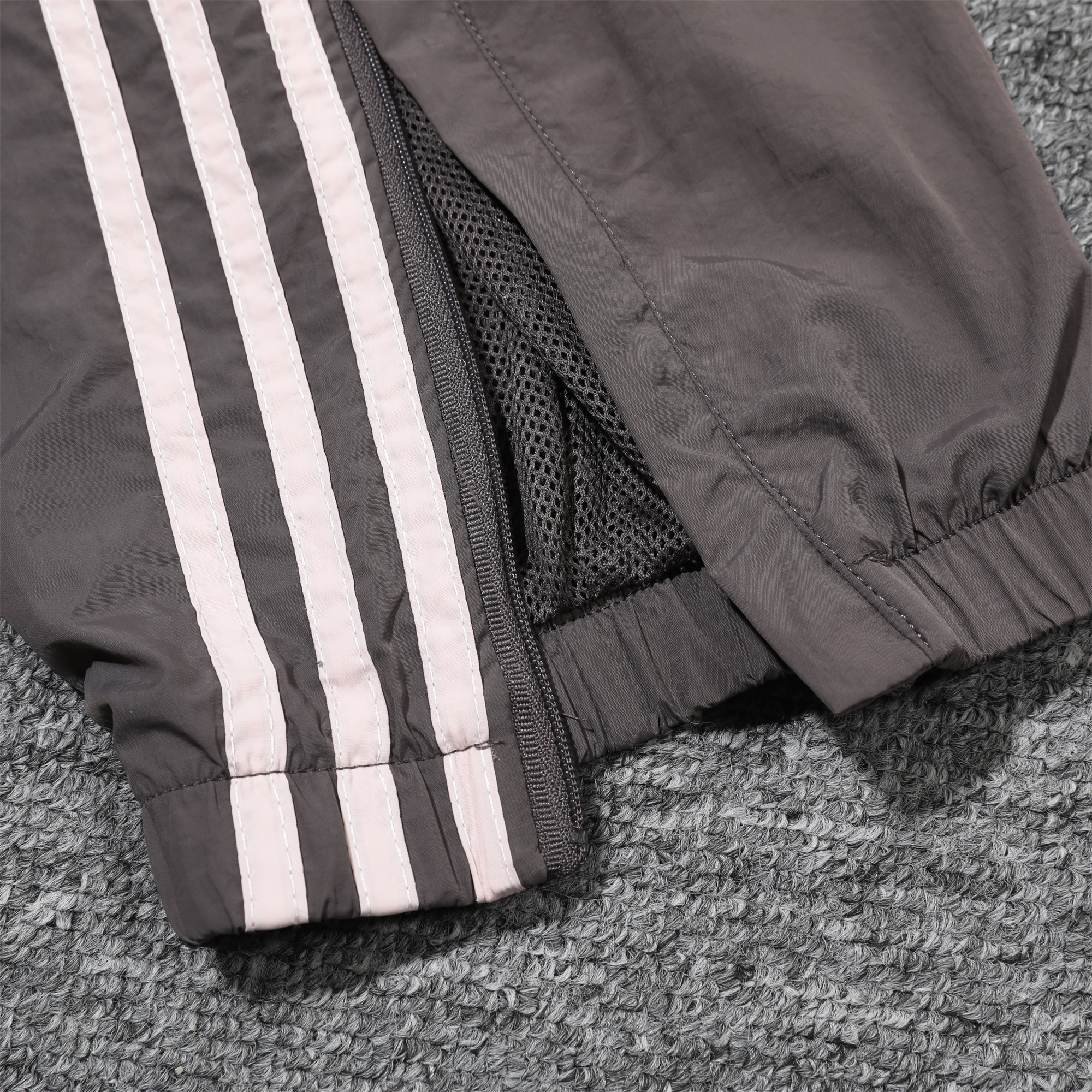 JerseysGala.com | Real Madrid 24-25 Throwback Windbreaker Suit - Grey Jackets & Pants -Customize Name, Number and Patch | Worldwide Shipping