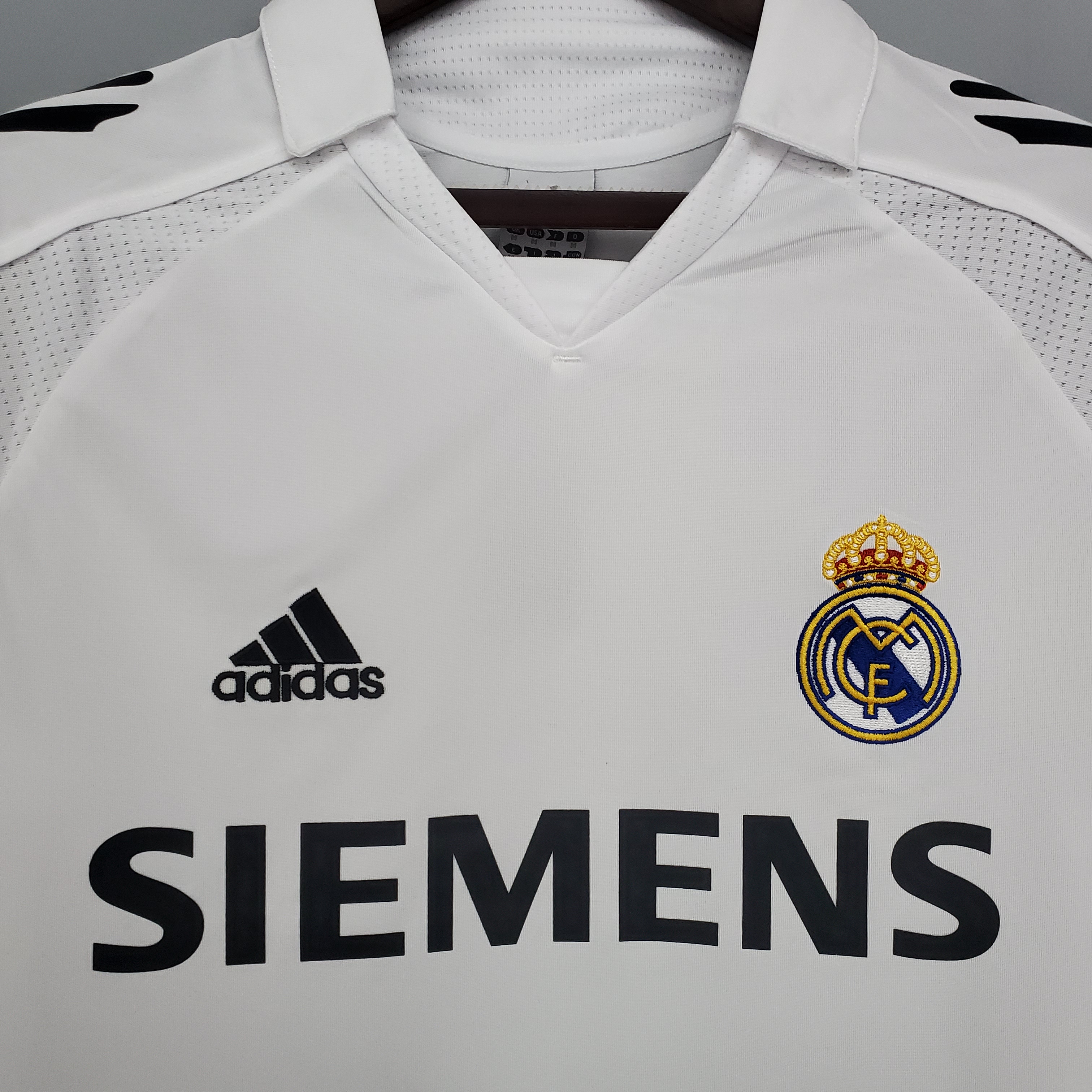 JerseysGala.com | Retro Real Madrid 05-06 Home Stadium Long Sleeve Jersey -Customize Name, Number and Patch | Worldwide Shipping