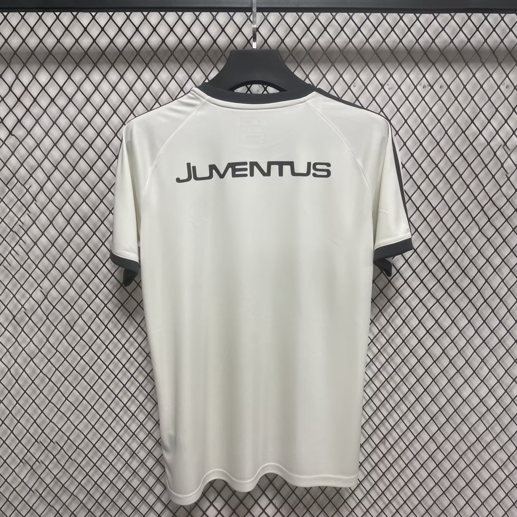 ManixJersey.com | Juventus 24-25 Vintage Trefoil White and Black Men's T-Shirt -Customize Name, Number and Patch | Worldwide Shipping