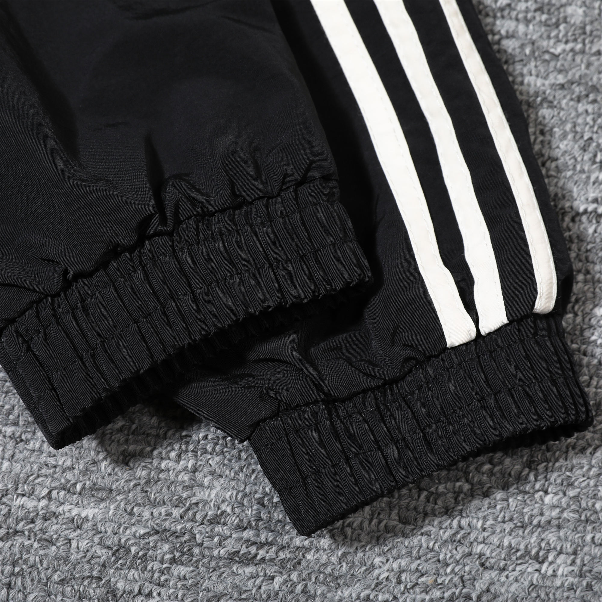 ManixJersey.com | Manchester United 24-25 Black Throwback Windbreaker Suit - Jackets & Pants -Customize Name, Number and Patch | Worldwide Shipping