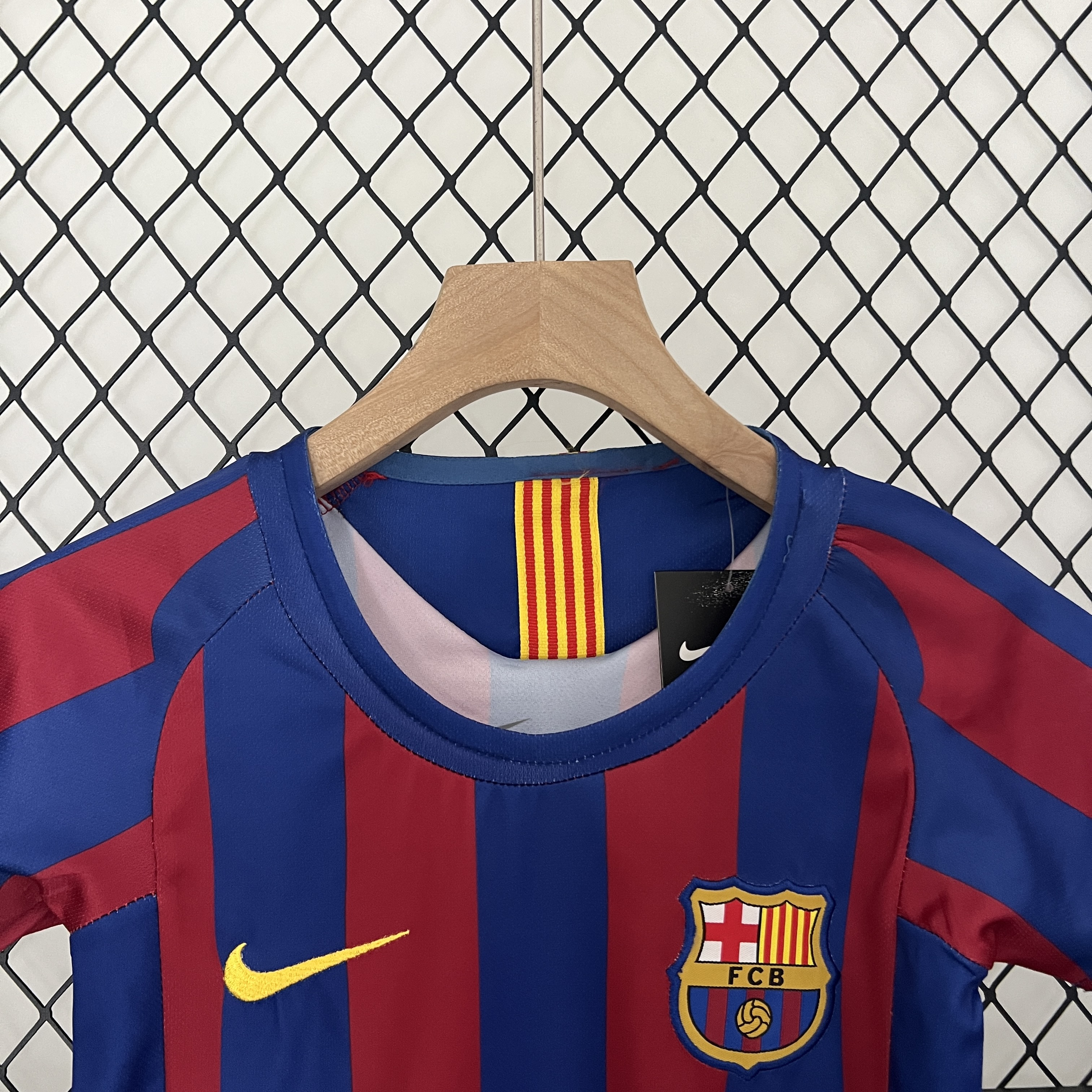 GlobeJersey-Retro Barcelona 2005-06 Home Stadium Kids Kit