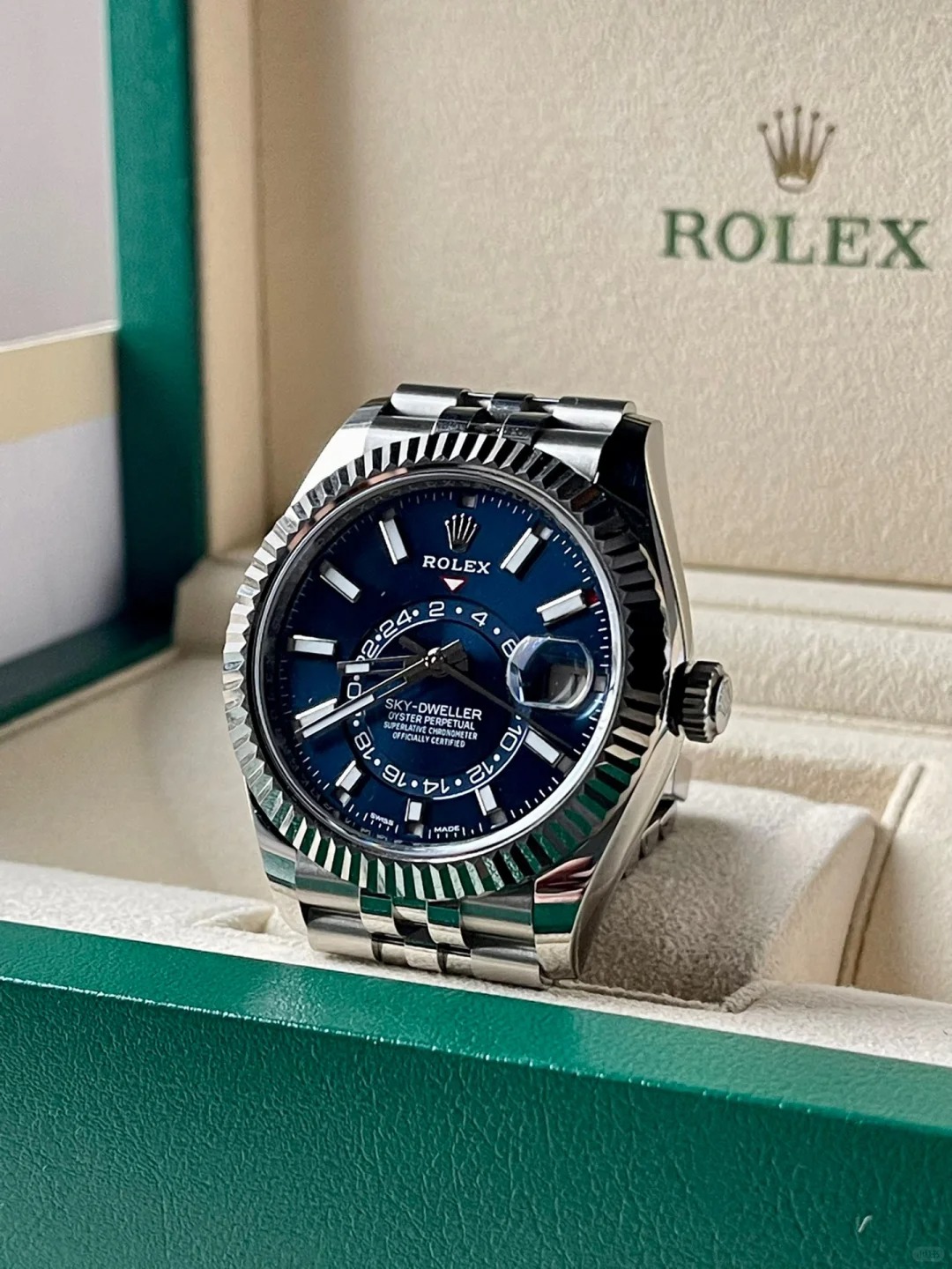 brand Rolex Sky-Dweller Oyster Perpetual 326934-0004 luxury watch for sale – NeveReL