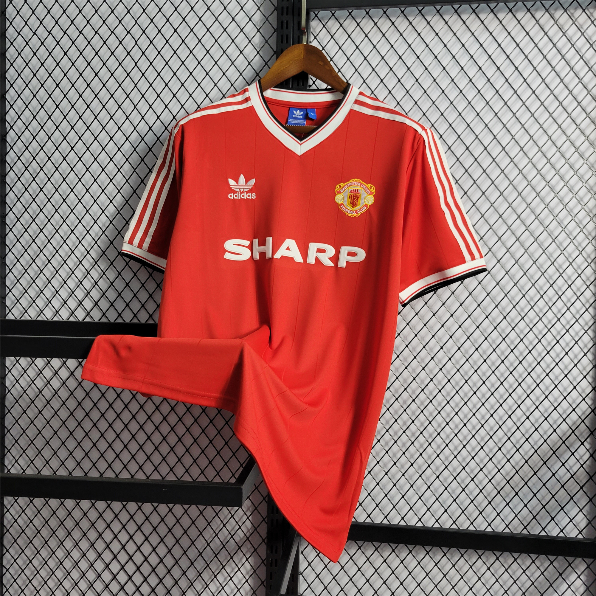 ManixJersey.com | Retro Manchester United 83-84 Home Stadium Jersey -Customize Name, Number and Patch | Worldwide Shipping