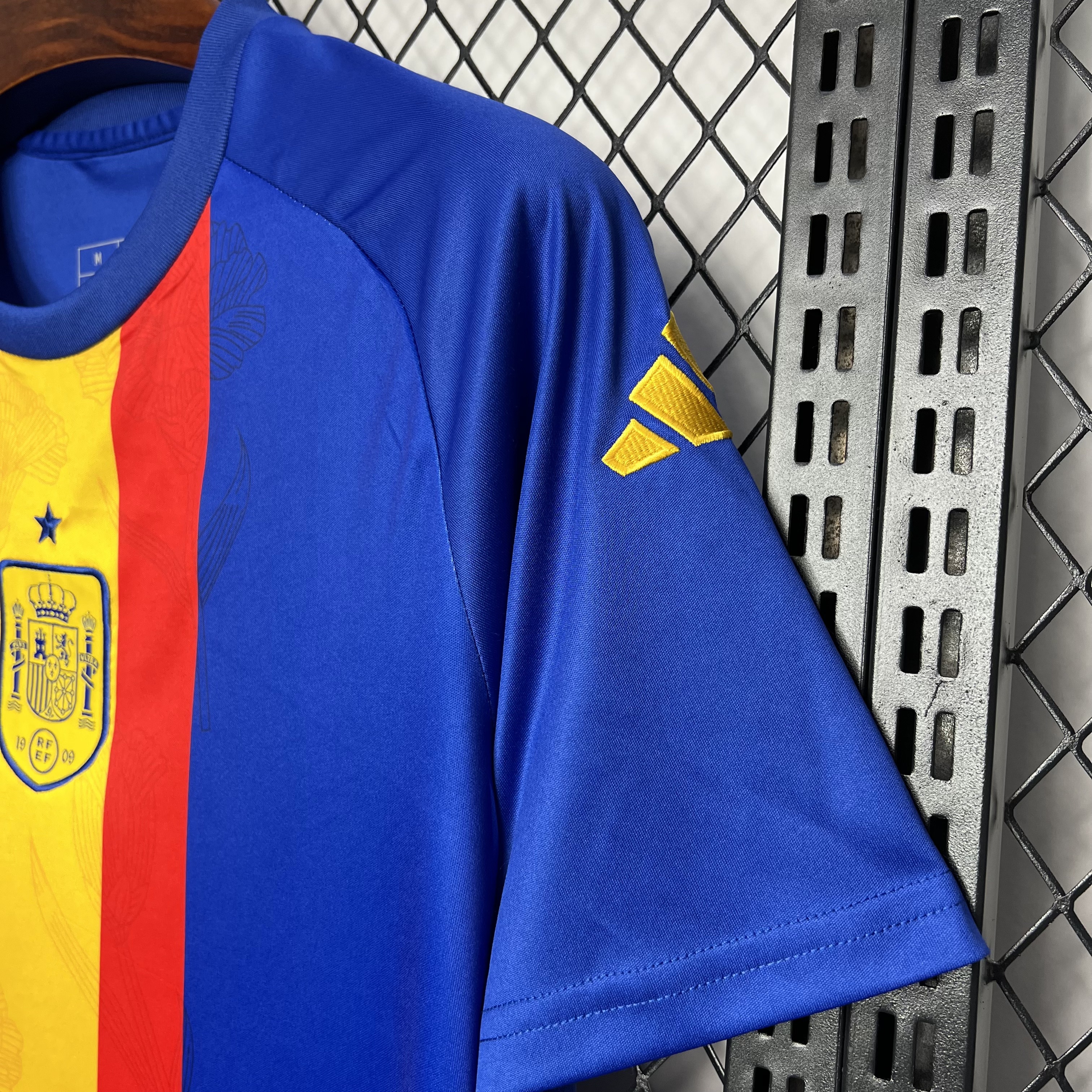 Spain 2024 Pre-Match Training Jersey - Fans Version:football jersey mysite: unitedjerseyfootball 邓江浪:football