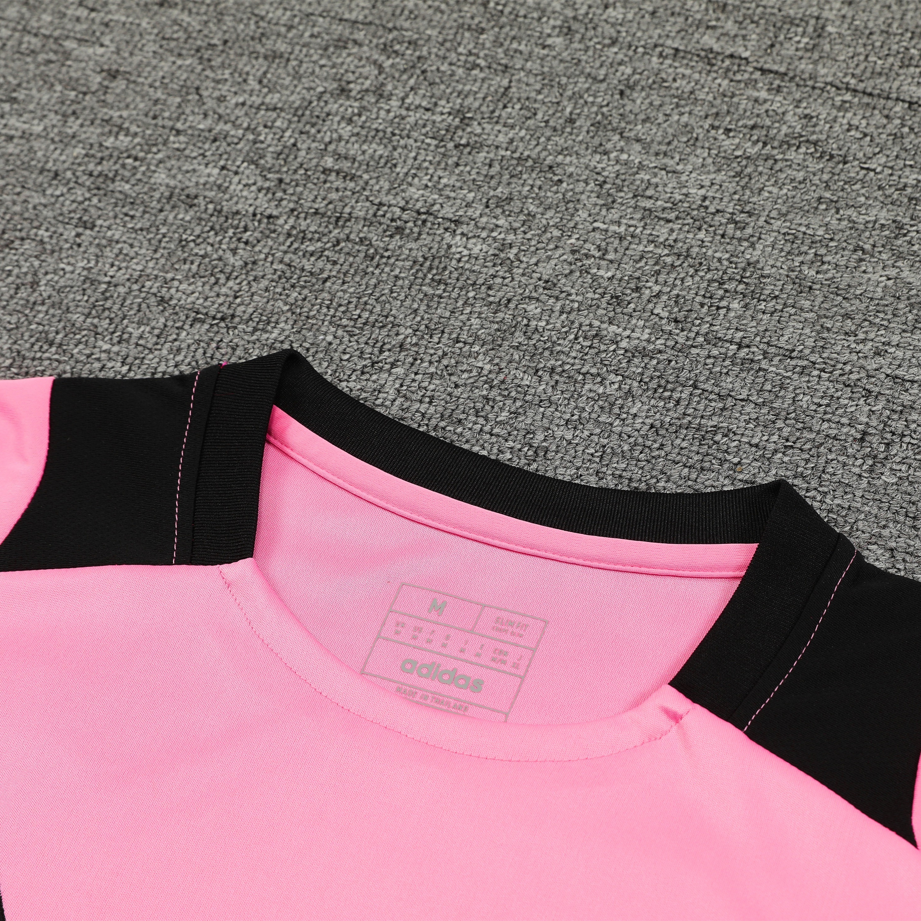 ManixJersey.com | Manchester United 24-25 Short-Sleeve Training Set - Pink Top and Black Shorts -Customize Name, Number and Patch | Worldwide Shipping