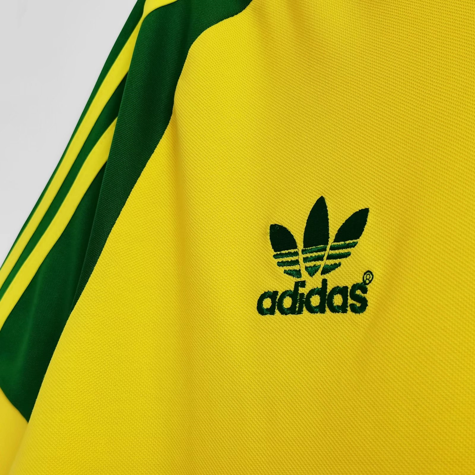 foot-Retro Wales 1982 Away Stadium Jersey