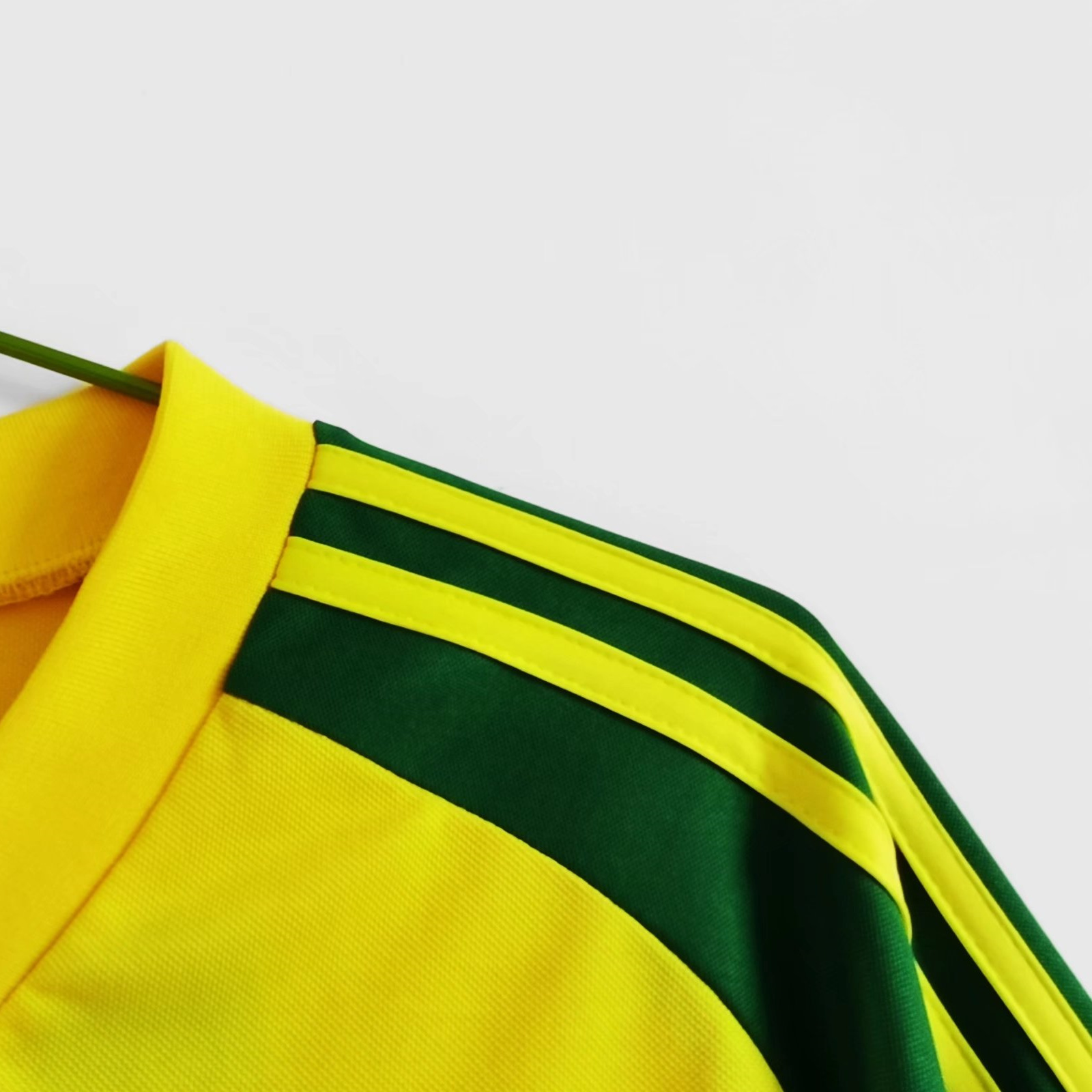 foot-Retro Wales 1982 Away Stadium Jersey