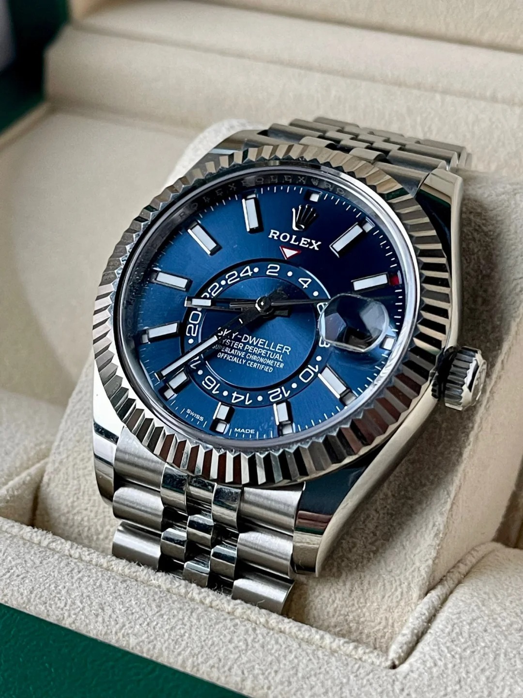 brand Rolex Sky-Dweller Oyster Perpetual 326934-0004 luxury watch for sale – NeveReL