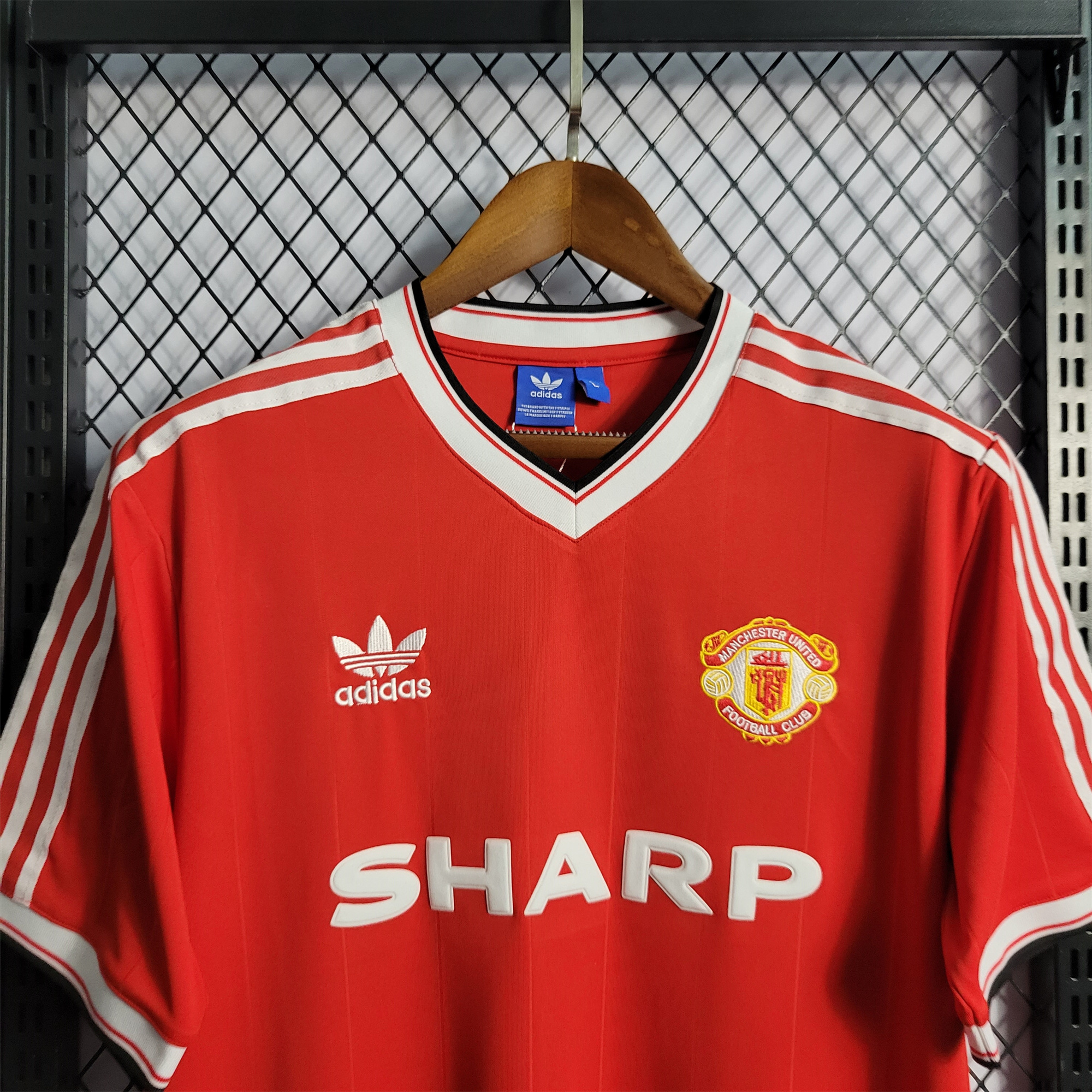 ManixJersey.com | Retro Manchester United 83-84 Home Stadium Jersey -Customize Name, Number and Patch | Worldwide Shipping