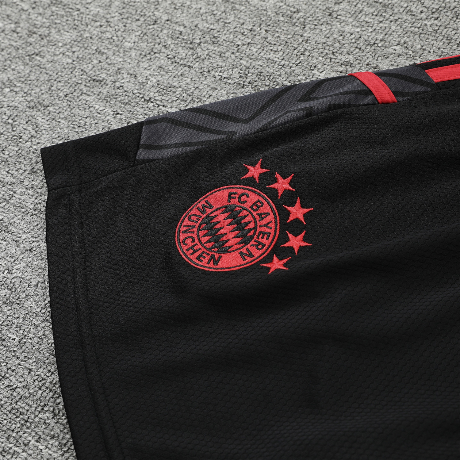 Bayern Munich 23-24 Black & Red Training Vest Suit:football jersey mysite: unitedjerseyfootball 邓江浪:football
