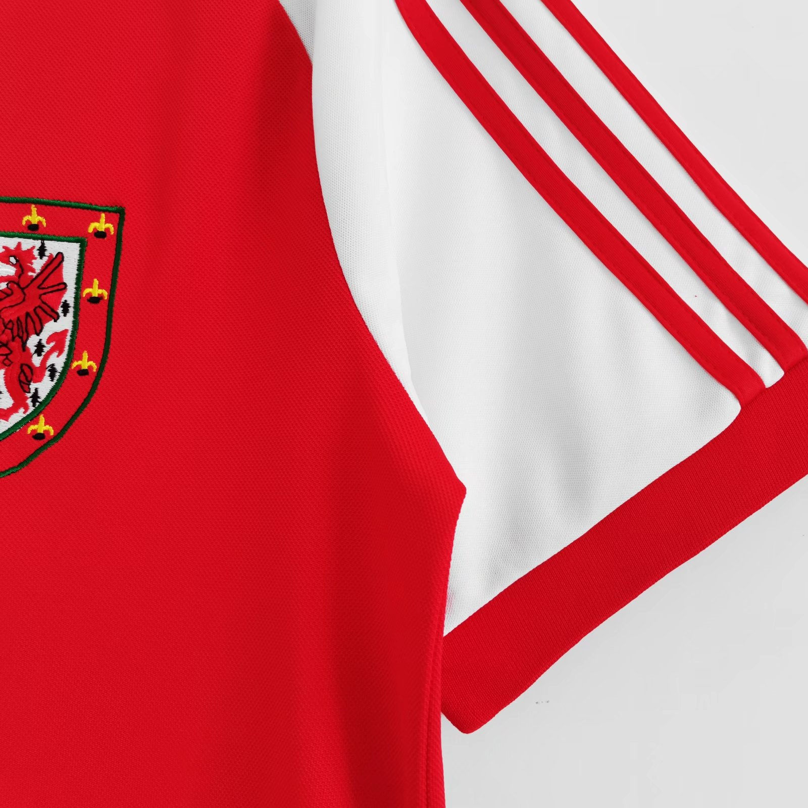 foot-Retro Wales 1982 Home Stadium Jersey