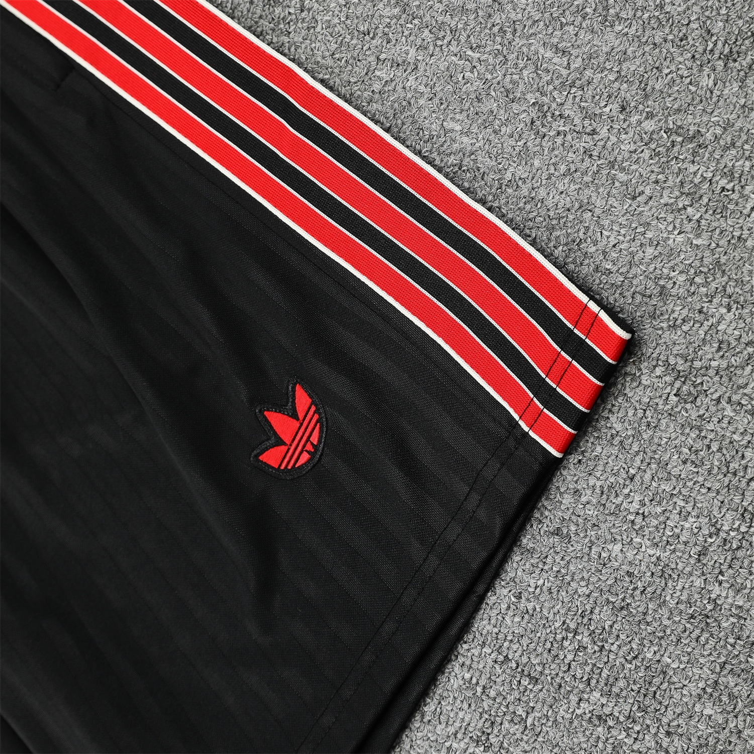 foot-Manchester United 25-26 Short-Sleeve Training Set - Red Lines Black Top & Black Shorts