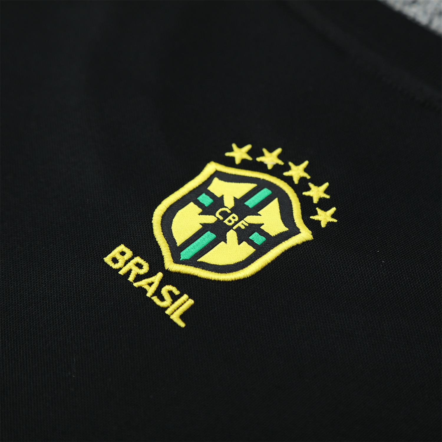 foot-Brazil 25-26 Gray Jesus Statue Short-Sleeve Training Set - Gray Top & Black Shorts