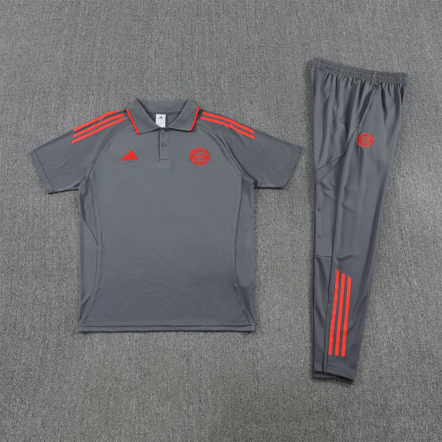Unitedfootballkit.com | Bayern Munich 25-26 POLO Short-Sleeve Training Set - Deep Grey With Red Top and Pants -Customize Name, Number and Patch | Worldwide Shipping