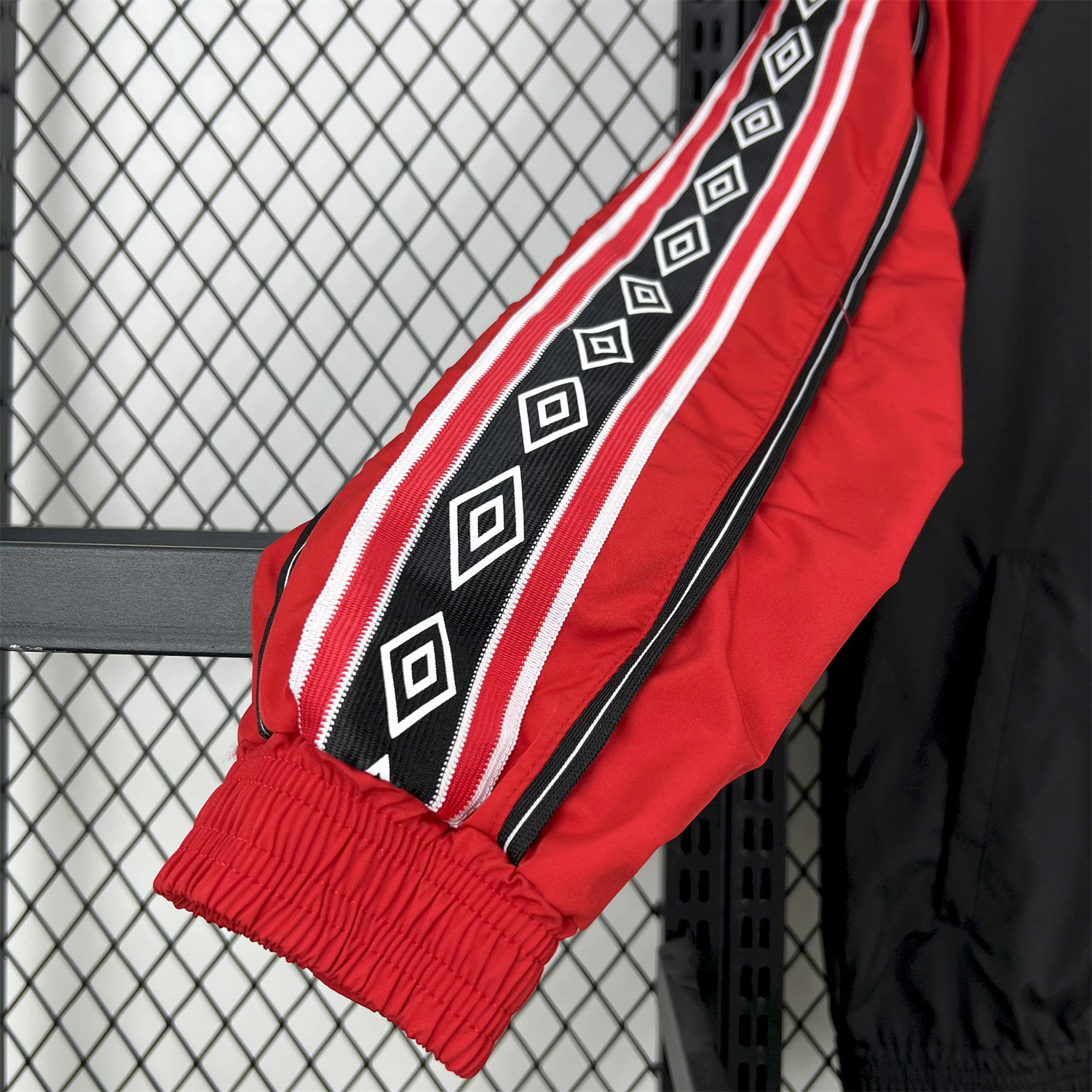 foot-Retro Manchester United 1998-99 Throwback Windbreaker Jacket - Black and Red