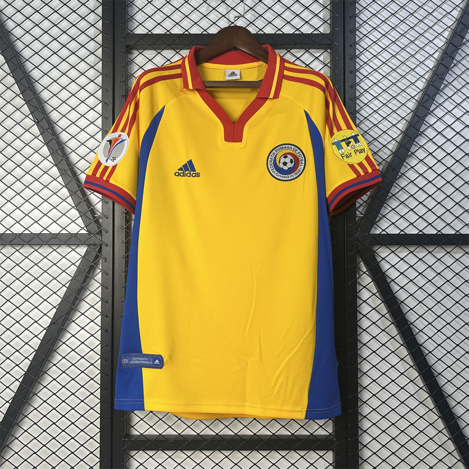 foot-Retro Romania 2000 Home Jersey
