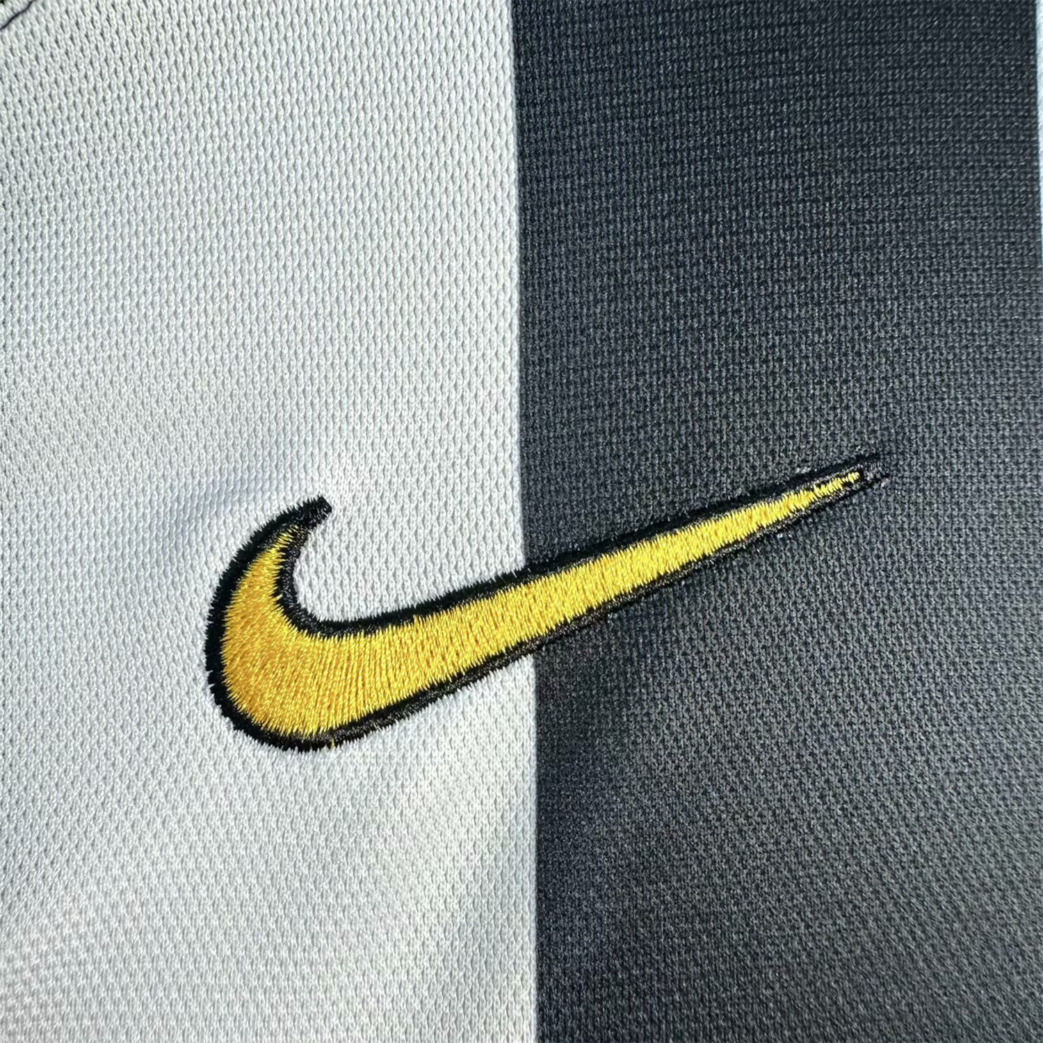 Unitedfootballkit.com | Retro Juventus 2005-06 Home Jersey -Customize Name, Number and Patch | Worldwide Shipping