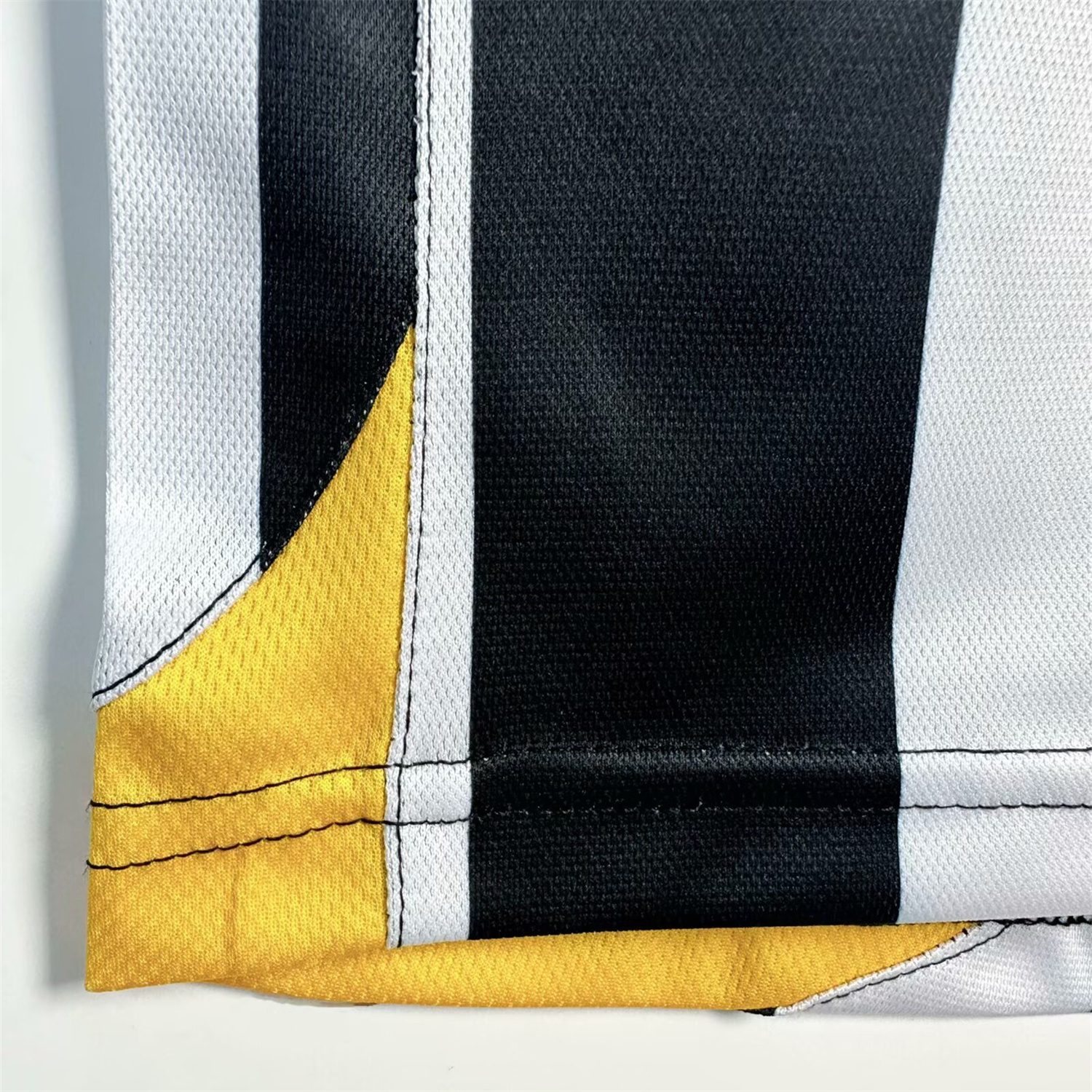 Unitedfootballkit.com | Retro Juventus 2005-06 Home Jersey -Customize Name, Number and Patch | Worldwide Shipping