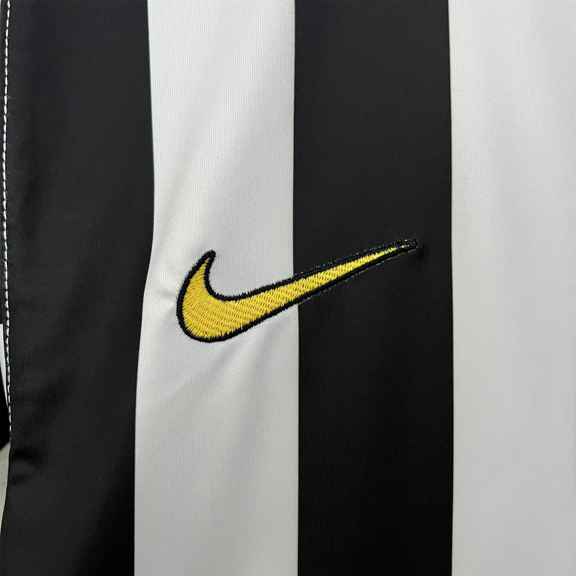 ManixJersey.com | Retro Juventus 2003-04 Home Jersey -Customize Name, Number and Patch | Worldwide Shipping