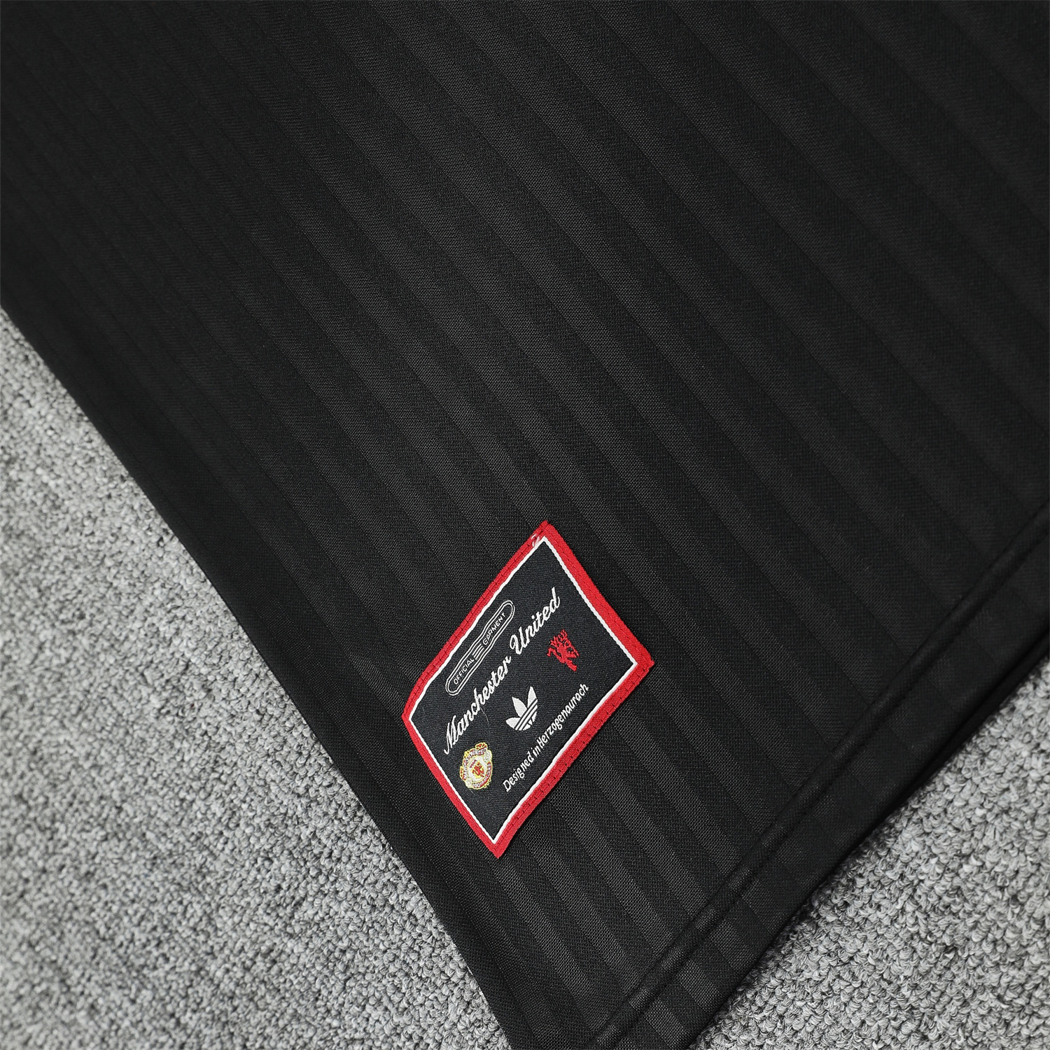 foot-Manchester United 25-26 Vest Training Set - Red Retro Logo Black Vest & Black Shorts