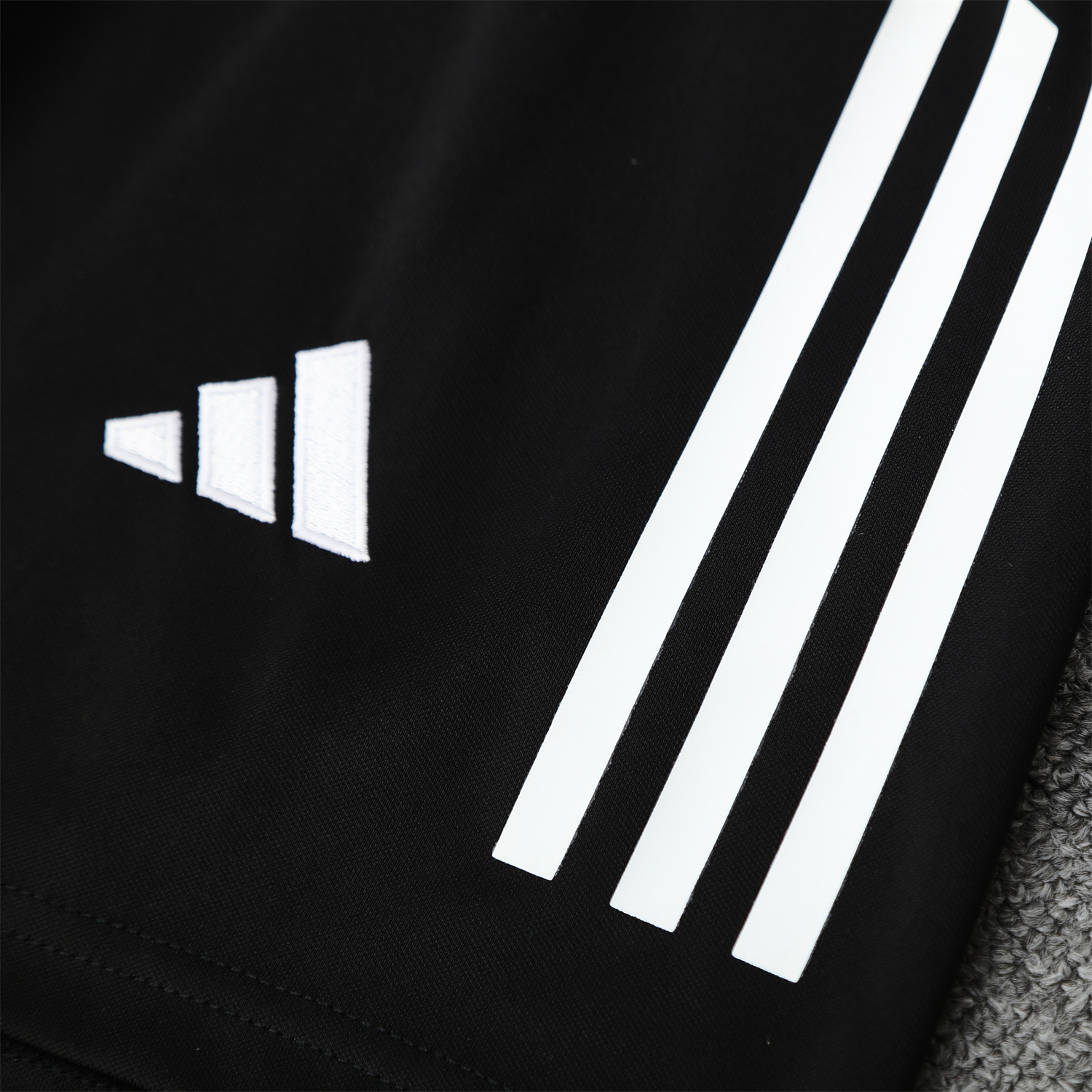 foot-Real Madrid 25-26 Vest Training Set - Pink-Black Dragon Vest & Black-White Shorts