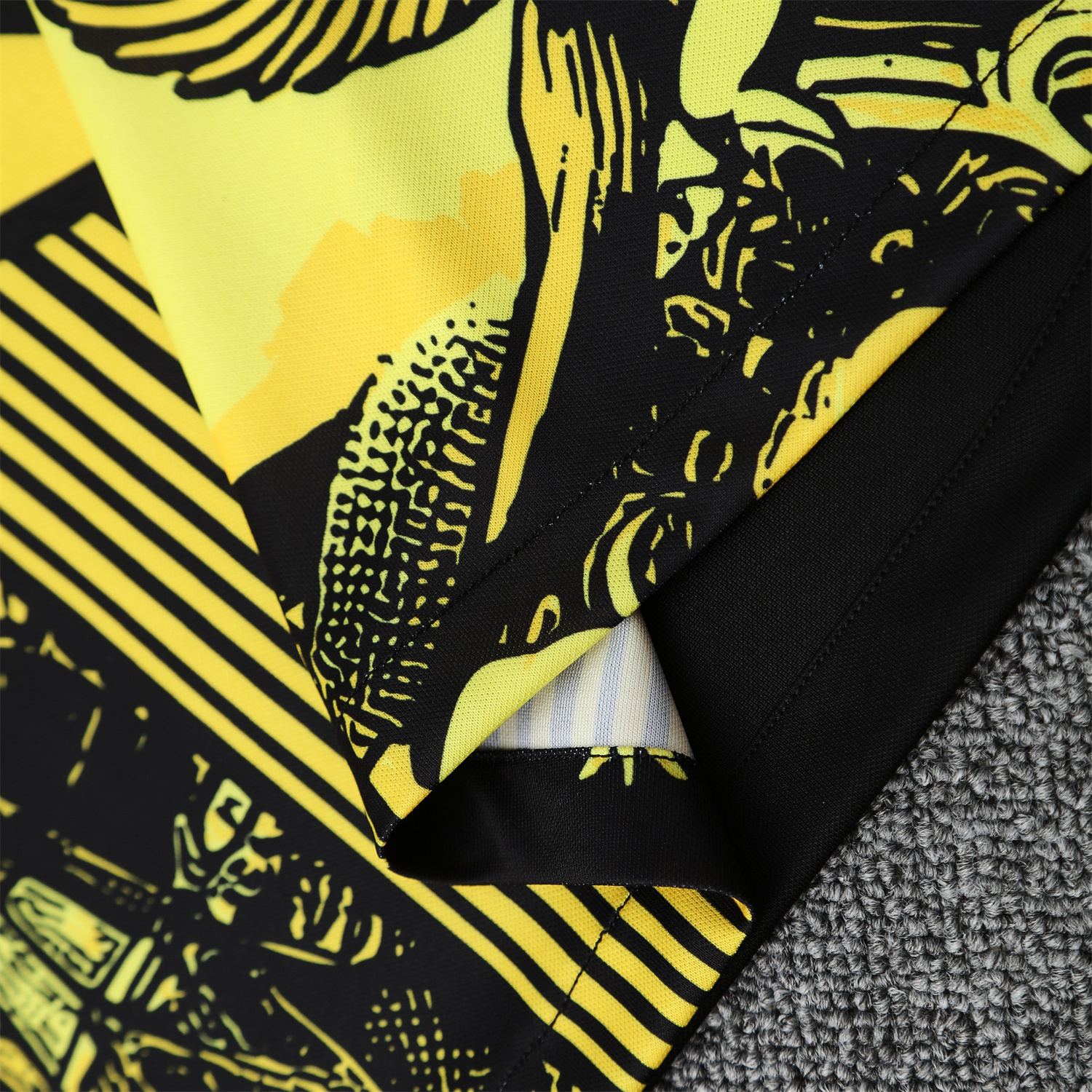 foot-Brazil 25-26 Yellow Jesus Statue Vest Training Set - Yellow Vest & Black Shorts