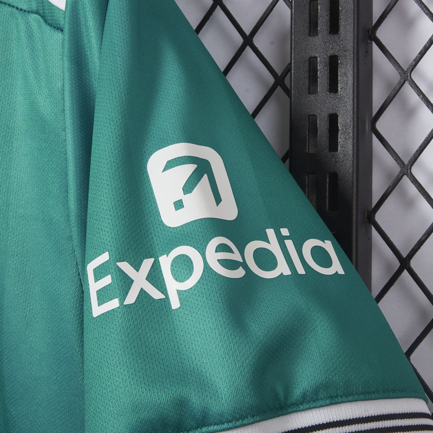 Unitedfootballkit.com | Liver.pool 25-26 Tricolor Shirt - Fans Version -Customize Name, Number and Patch | Worldwide Shipping