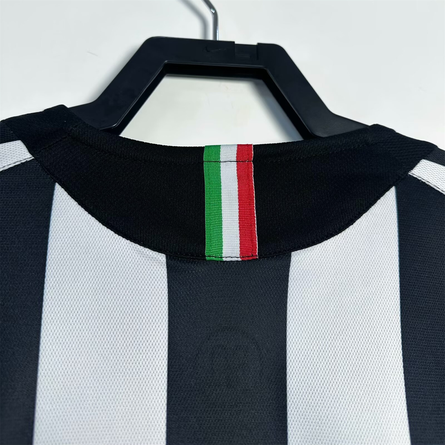 Unitedfootballkit.com | Retro Juventus 2005-06 Home Jersey -Customize Name, Number and Patch | Worldwide Shipping