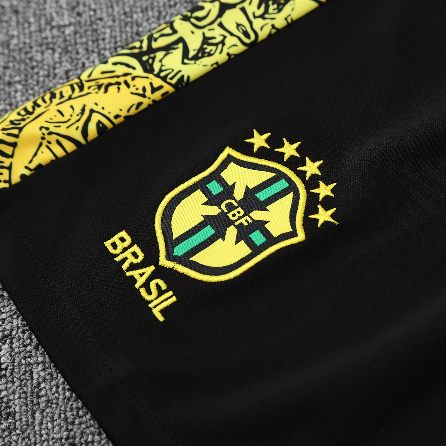 foot-Brazil 25-26 Yellow Jesus Statue Short-Sleeve Training Set - Yellow Top & Black Shorts
