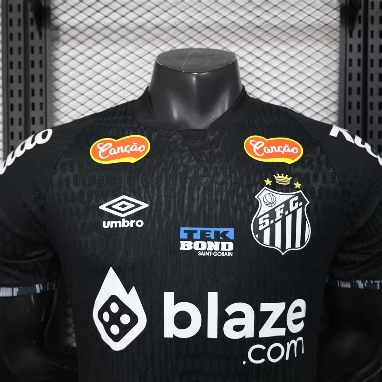foot-Santos 2025-26 Goalkeeper 2 Black Jersey With Sponsors - Player Version