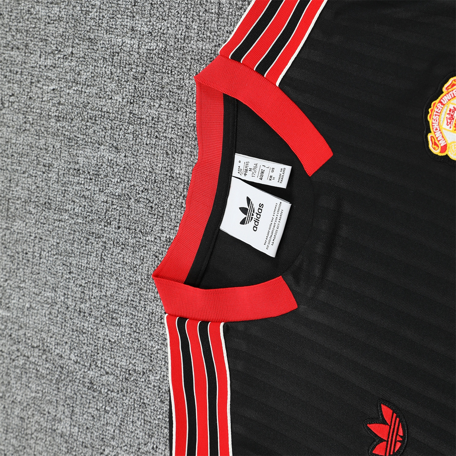 foot-Manchester United 25-26 Vest Training Set - Red Retro Logo Black Vest & Black Shorts