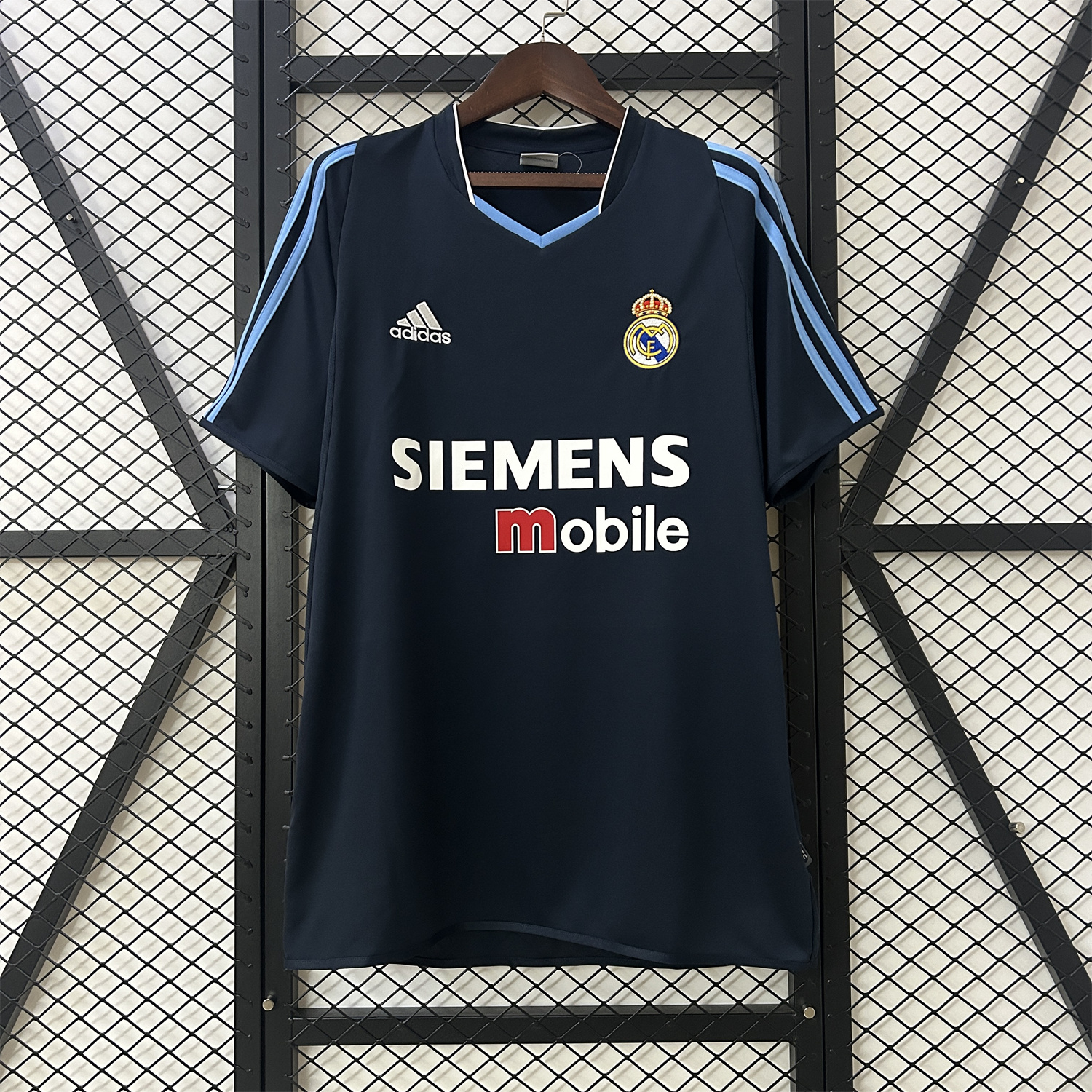 foot-Retro Real Madrid 2003-04 Away Jersey