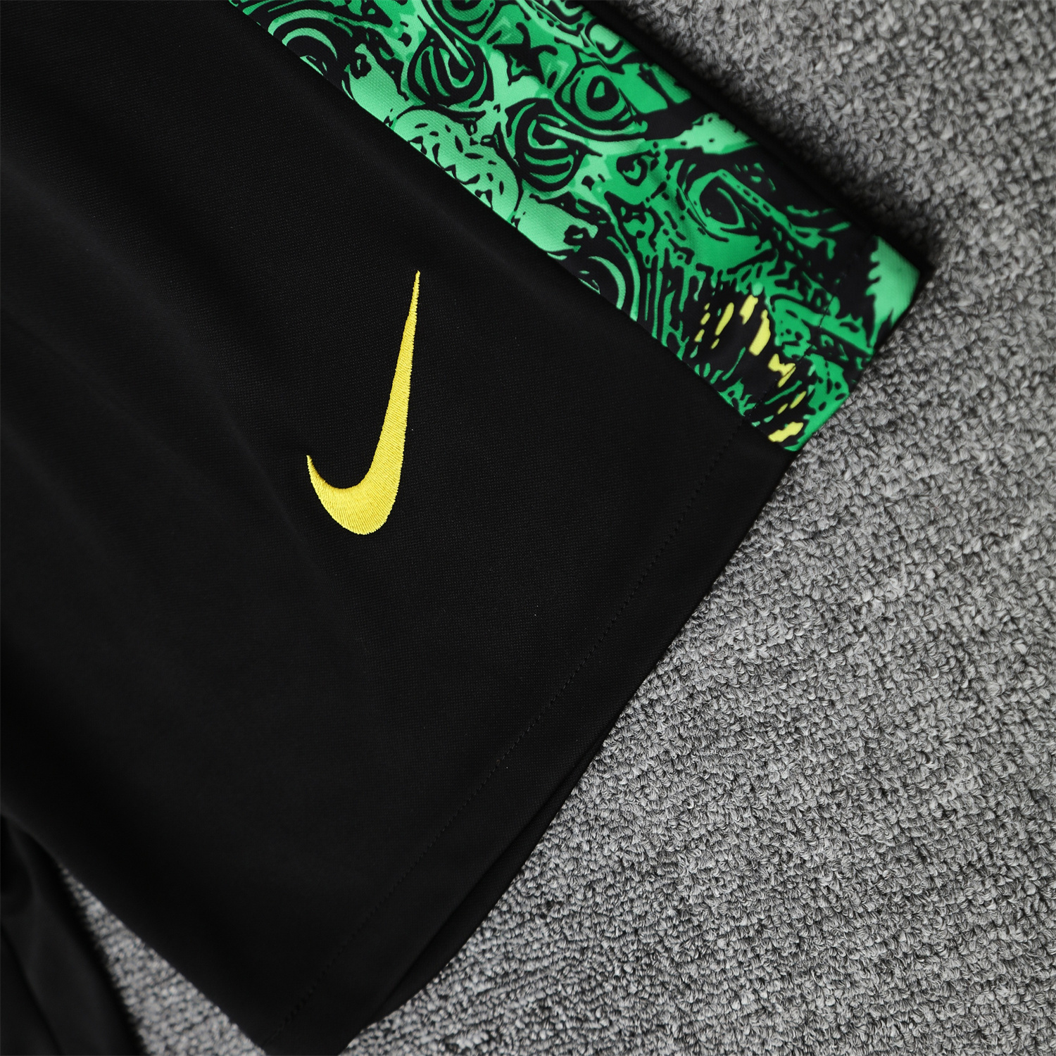 foot-Brazil 25-26 Green Jesus Statue Short-Sleeve Training Set - Green Top & Black Shorts