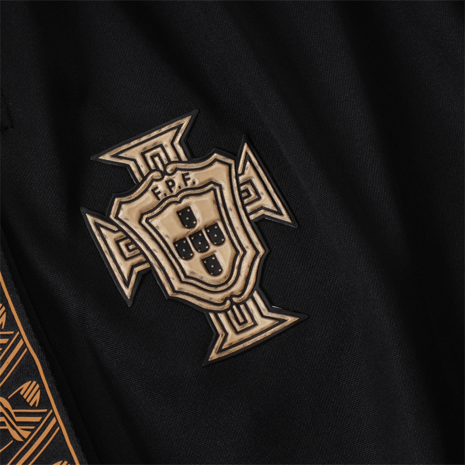 Funinjersey-Portugal 2026 Long Sleeve Training Set - Gold Lines Black Top & Pants
