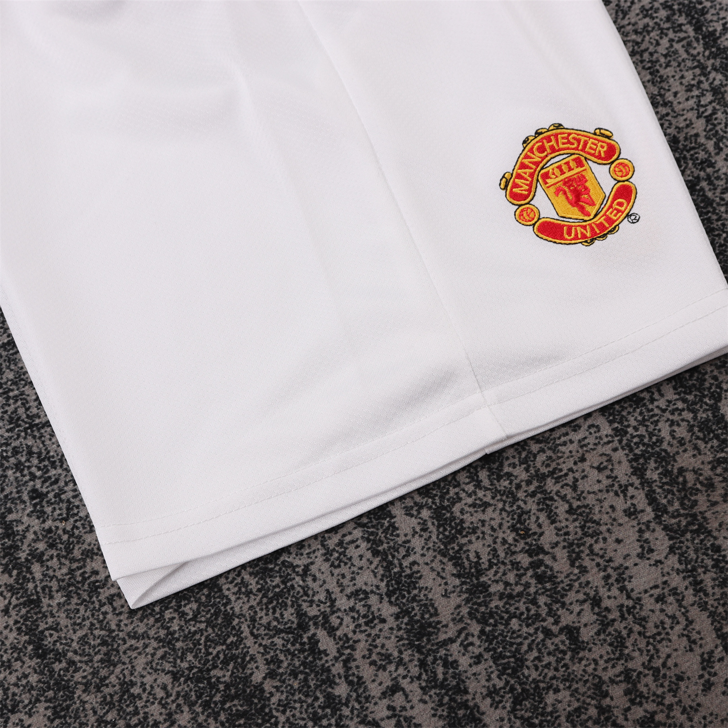 Unitedfootballkit.com | Retro Manchester United 2005-06 Home Kids Kit -Customize Name, Number and Patch | Worldwide Shipping