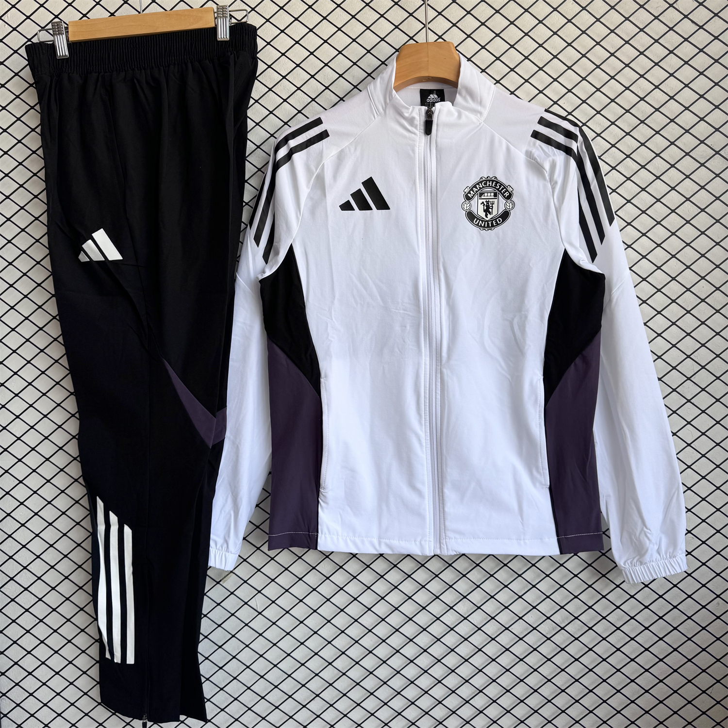 Unitedfootballkit.com | Manchester United 25-26 Windbreaker Training Set - White Top and Black Pants -Customize Name, Number and Patch | Worldwide Shipping
