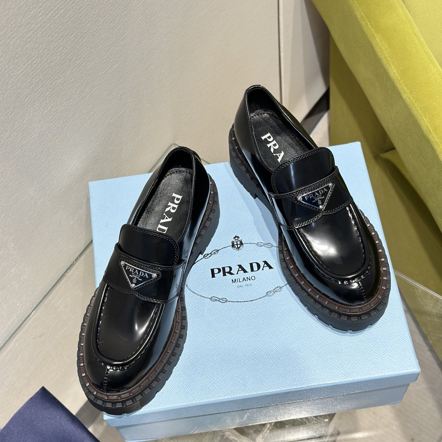 プラダ (PRADA)