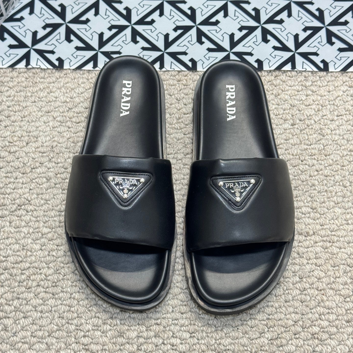 P002】PRADA ブラックスライドサンダル プラダ