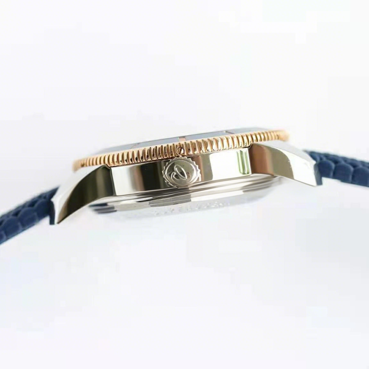 Breitling Superocean Heritage II B20 Automatic 42mm in Blue Dial on Blue and Rose Gold Bezel on Rubber Strap-fasswatch