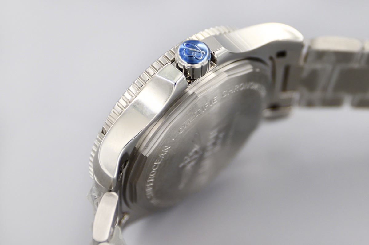 Breitling Superocean Automatic 44mm in White Dial on Blue Bezel-fasswatch