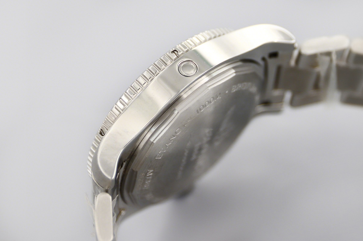 Breitling Superocean Automatic 44mm in White Dial on Blue Bezel-fasswatch