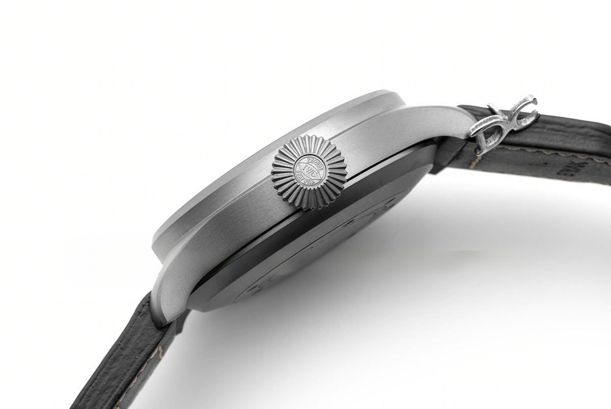 IWC Big Pilot’s Watch Heritage IW501004 Black Dial in Titanium-fasswatch