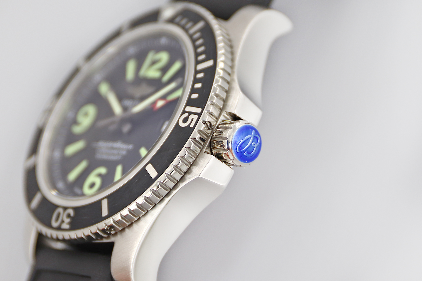 Breitling Superocean Automatic 44mm in Black Dial on Black Bezel on Rubber Strap-fasswatch