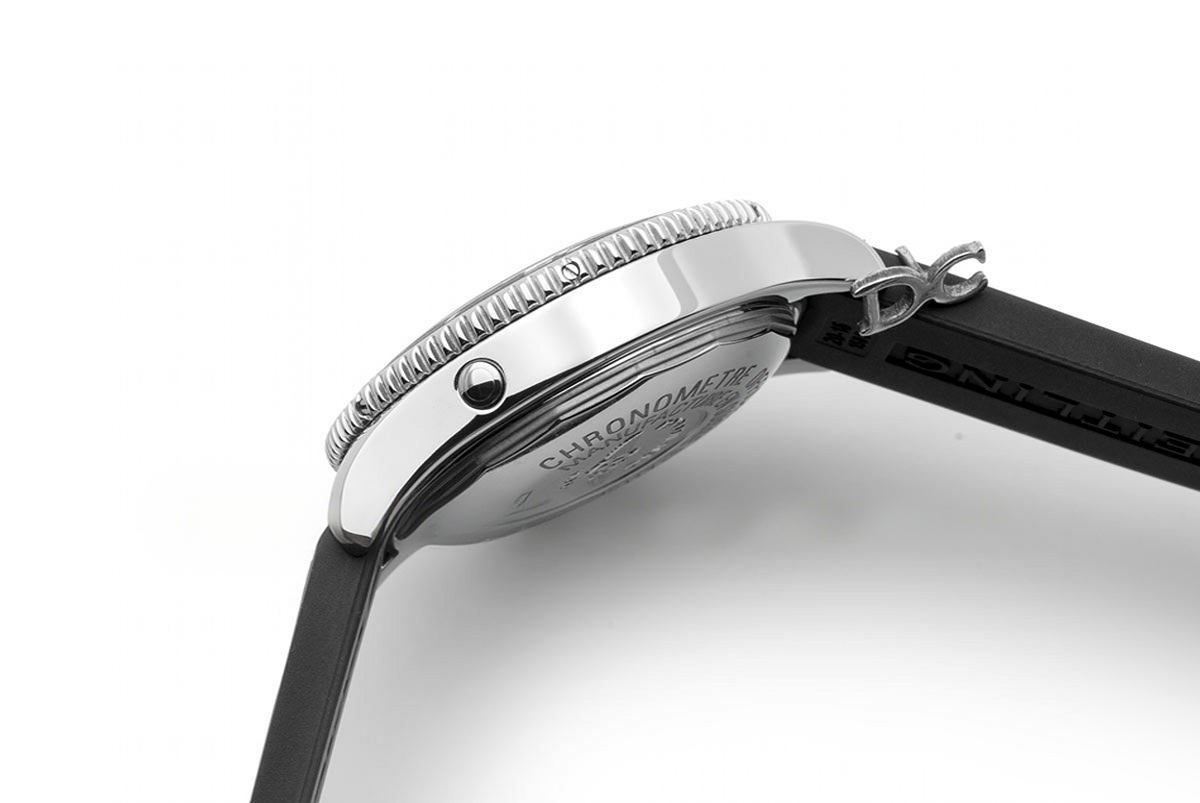 Breitling Superocean II 42 Black/Red Dial in Steel-fasswatch