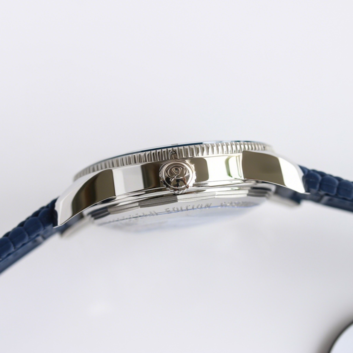 Breitling Superocean Heritage II B20 Automatic 42mm in Blue Dial on Blue Bezel on Rubber Strap-fasswatch