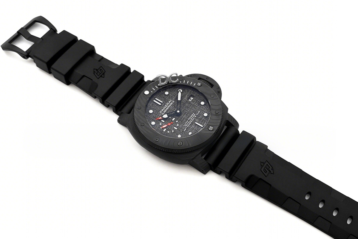 Panerai PAM1039 Submersible Luna Rossa 47mm-fasswatch