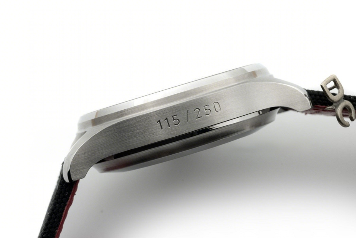 IWC Big Pilot’s Watch DFB Limited Edition IW500432-fasswatch