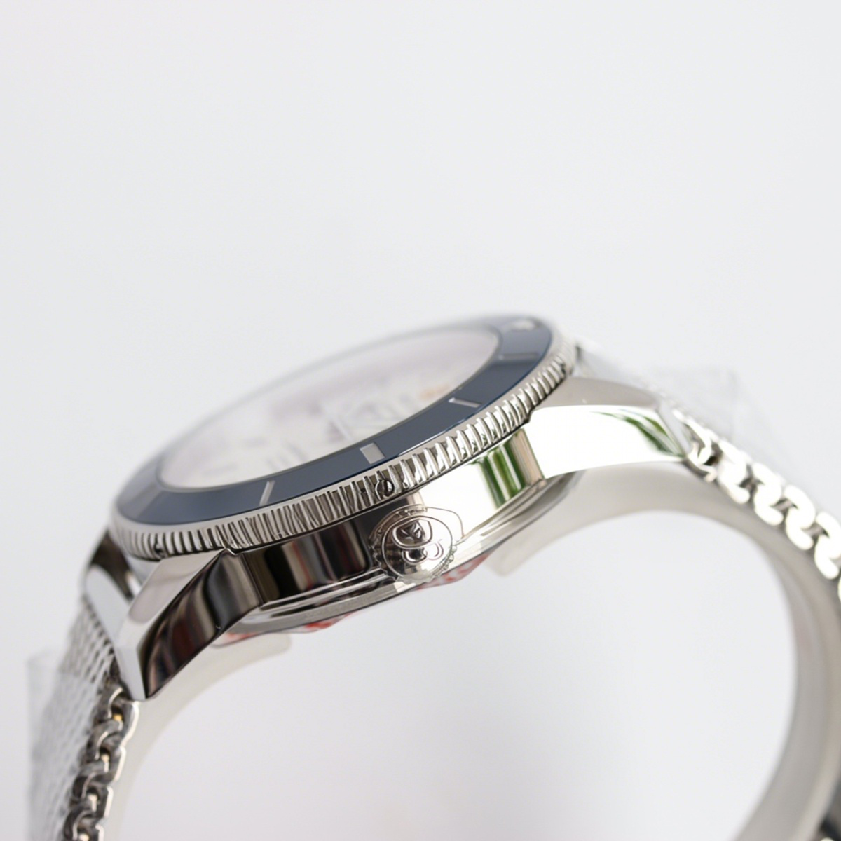 Breitling Superocean Heritage II B20 Automatic 42mm in White Dial on Blue Bezel-fasswatch