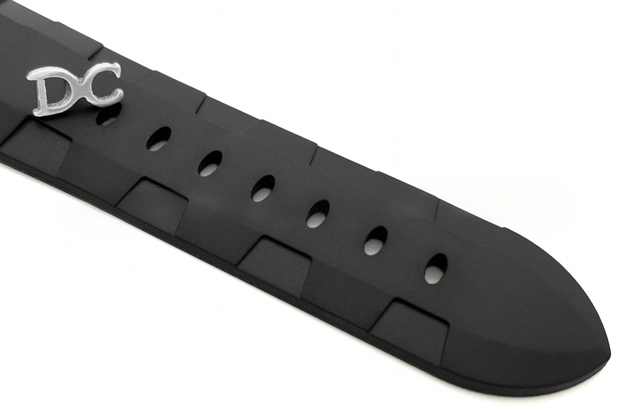 Panerai PAM1039 Submersible Luna Rossa 47mm-fasswatch